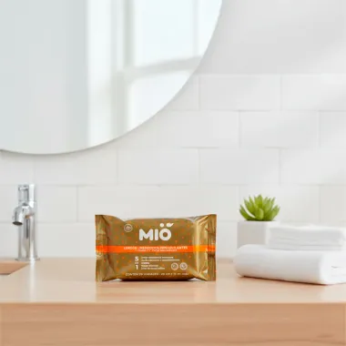Lenços Umedecidos Demaquilantes Mió 5 em 1 com Vitamina C e Ácido Hialurônico 25 Unidades