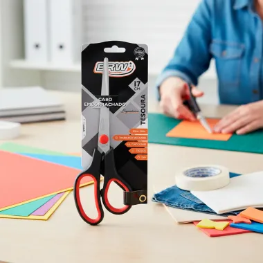 Tesoura BRW Cabo Emborrachado Ergon&ocirc;mico Preta de 17cm 1 Unidade