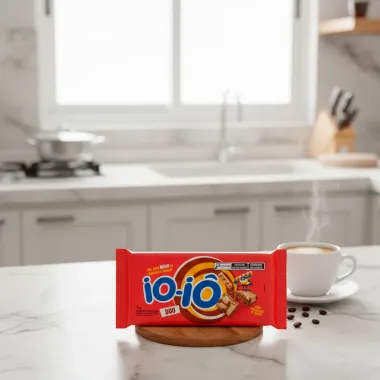 Chocolate Io I&ocirc; Duo Chocolate ao Leite e Branco com Peda&ccedil;os de Wafer 75g