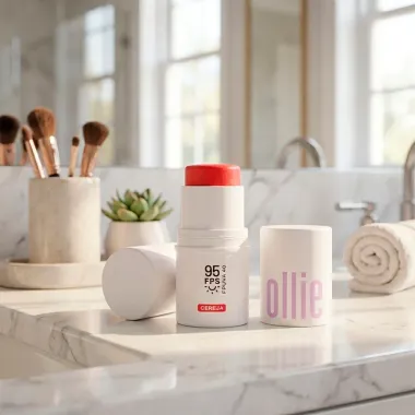 Bast&atilde;o Ollie 3 em 1 Blush Batom e Sombra FPS 95 Cor Cereja 4,5g