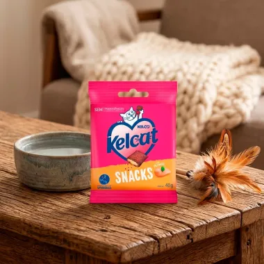 Petisco para Gatos Kelcat Snacks Sabor Frango Sem Transg&ecirc;nicos 40g