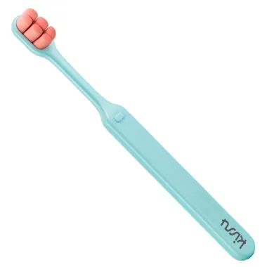 Escova Dental Kissu Cerdas Ultrafinas Ultra Macia Cor Azul Claro com Limpador de L&iacute;ngua 1 Unidade