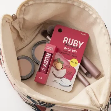 Protetor Labial Hidratante com Cor Ruby Kisses Balm Up! FPS 10 4g