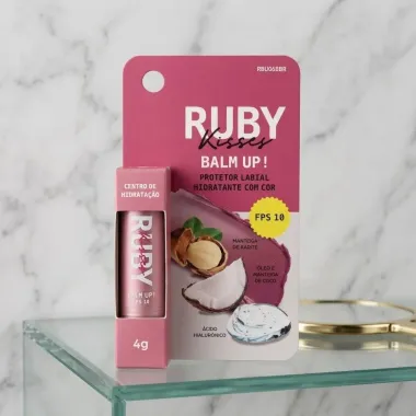 Protetor Labial Hidratante com Cor Ruby Kisses Balm Up! FPS 10 Dress Up 4g