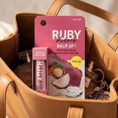 Protetor Labial Hidratante com Cor Ruby Kisses Balm Up! FPS 10 Dress Up 4g