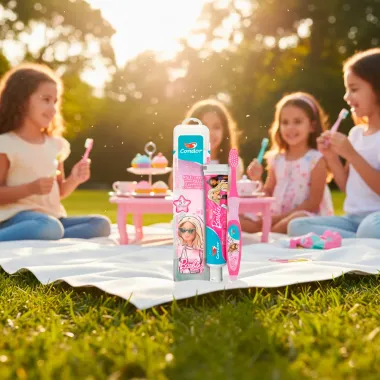Kit Escova e Gel Dental Condor Kids Barbie Sabor Morango 5+ Anos com Fl&uacute;or 50g e Ganhe Estojo