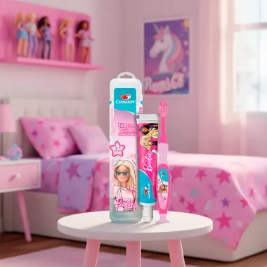 Kit Escova e Gel Dental Condor Kids Barbie Sabor Morango 5+ Anos com Fl&uacute;or 50g e Ganhe Estojo
