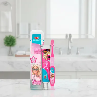 Kit Escova e Gel Dental Condor Kids Barbie Sabor Morango 5+ Anos com Fl&uacute;or 50g e Ganhe Estojo