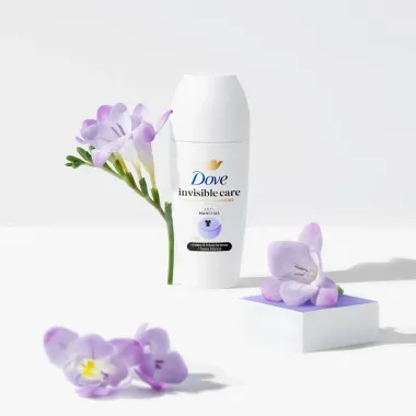 Desodorante Dove Invisible Care Roll-on Antitranspirante Violeta e Frésia Branca 50ml