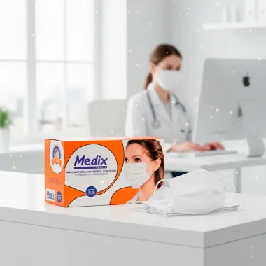 M&aacute;scara Descart&aacute;vel Medix Tripla El&aacute;stico com Filtro 50 Unidades
